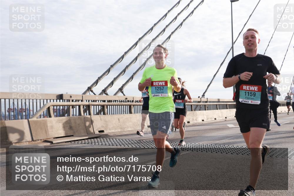 03.10.2024 - Köhlbrandbrückenlauf Matties Gatica Varas http://msf.ph/oto/7175708 03.10.2024 09:23:00 Position 2 1257, 1317, 1159 meine-sportfotos.de