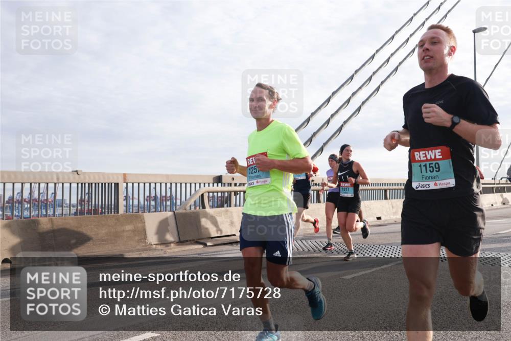03.10.2024 - Köhlbrandbrückenlauf Matties Gatica Varas http://msf.ph/oto/7175728 03.10.2024 09:23:00 Position 2 125, 1317, 1159 meine-sportfotos.de
