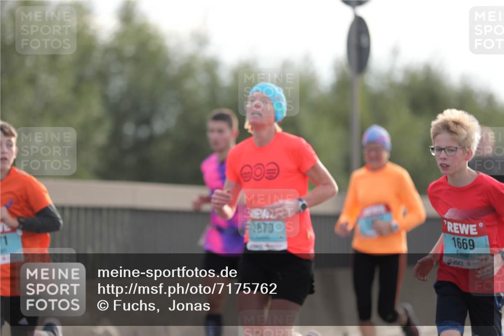 03.10.2024 - Köhlbrandbrückenlauf Fuchs,  Jonas http://msf.ph/oto/7175762 03.10.2024 09:14:05 Position 3 71, 909, 1670, 1669 meine-sportfotos.de