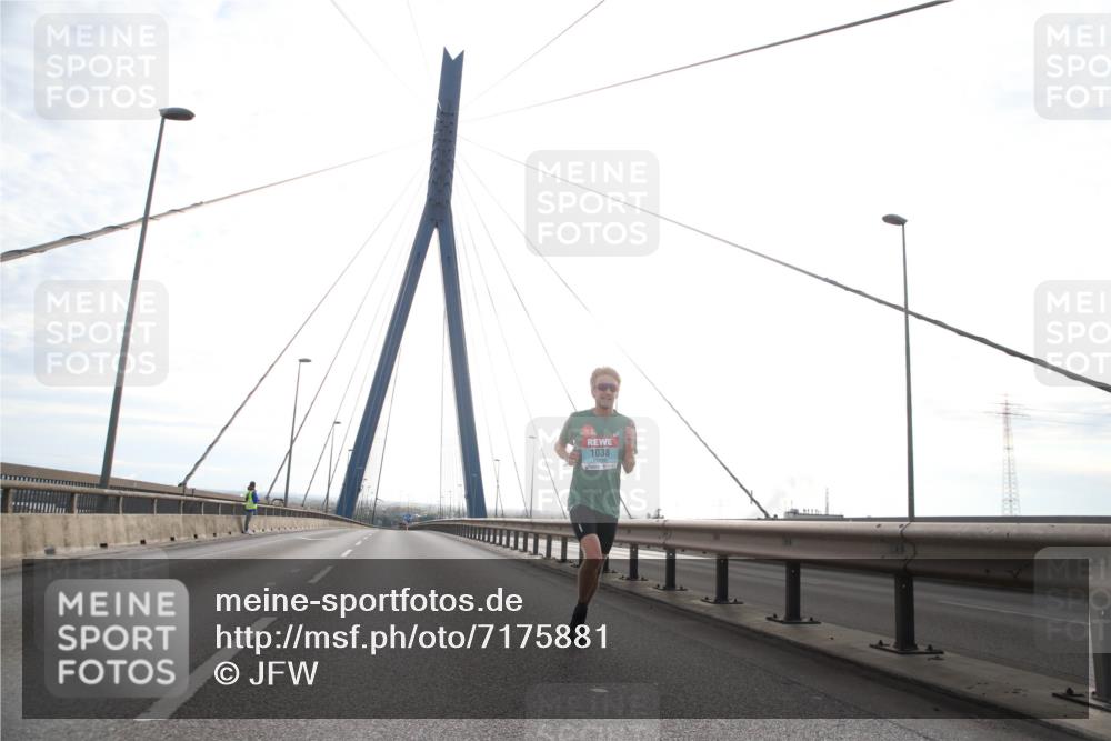 03.10.2024 - Köhlbrandbrückenlauf Jannik Wohlers http://msf.ph/oto/7175881 03.10.2024 09:16:22 Position 1 1038 meine-sportfotos.de