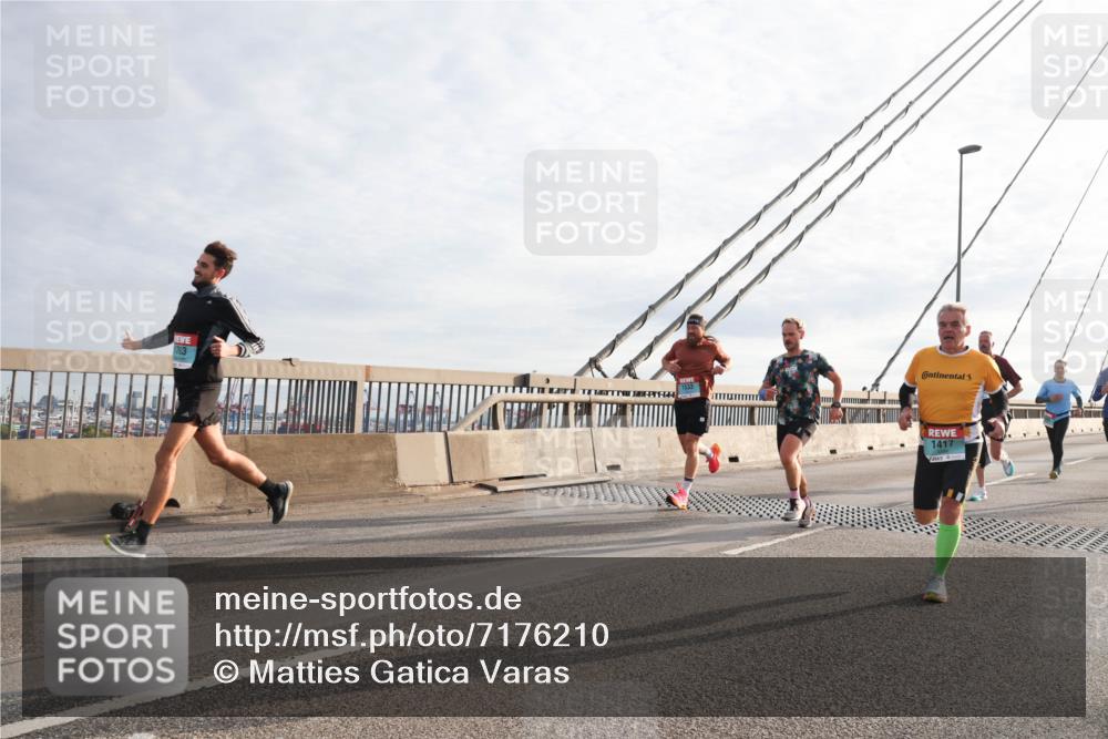 03.10.2024 - Köhlbrandbrückenlauf Matties Gatica Varas http://msf.ph/oto/7176210 03.10.2024 09:23:09 Position 2 703, 1417 meine-sportfotos.de