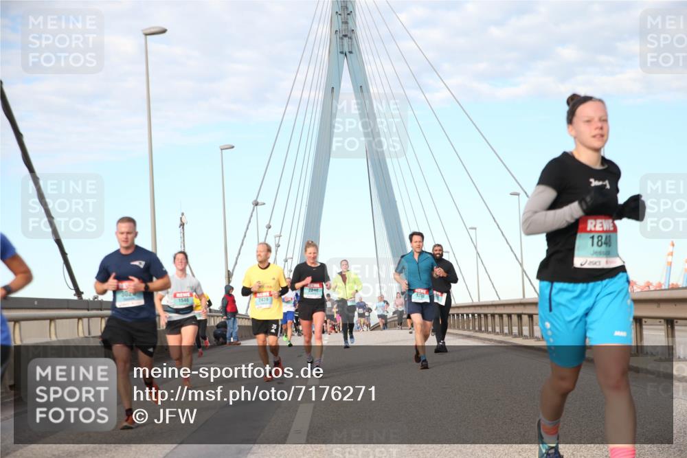 03.10.2024 - Köhlbrandbrückenlauf Jannik Wohlers http://msf.ph/oto/7176271 03.10.2024 09:42:54 Position 2 302, 1546, 2840, 1232, 2439, 1848 meine-sportfotos.de