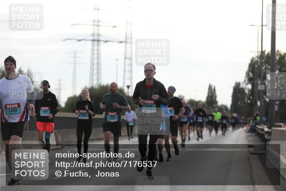 03.10.2024 - Köhlbrandbrückenlauf Fuchs,  Jonas http://msf.ph/oto/7176537 03.10.2024 09:14:22 Position 3 1690, 1440, 1264, 1230, 1604 meine-sportfotos.de