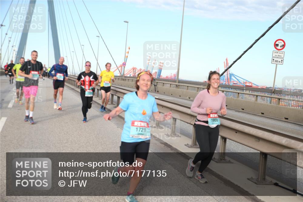03.10.2024 - Köhlbrandbrückenlauf Jannik Wohlers http://msf.ph/oto/7177135 03.10.2024 09:43:11 Position 2 1984, 2816, 1721, 1900, 50, 1300 meine-sportfotos.de