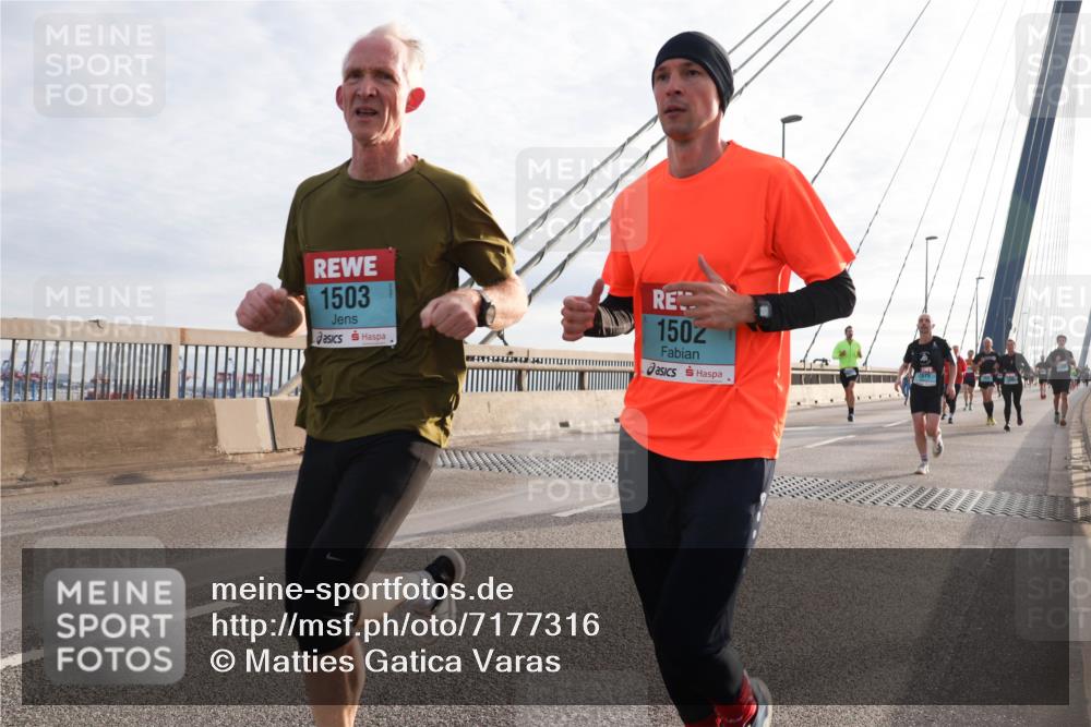 03.10.2024 - Köhlbrandbrückenlauf Matties Gatica Varas http://msf.ph/oto/7177316 03.10.2024 09:23:32 Position 2 1503, 1502 meine-sportfotos.de
