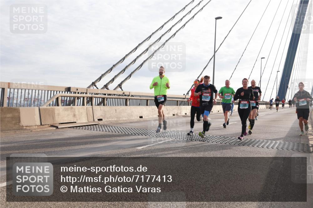 03.10.2024 - Köhlbrandbrückenlauf Matties Gatica Varas http://msf.ph/oto/7177413 03.10.2024 09:23:35 Position 2 1214, 3468, 1229 meine-sportfotos.de