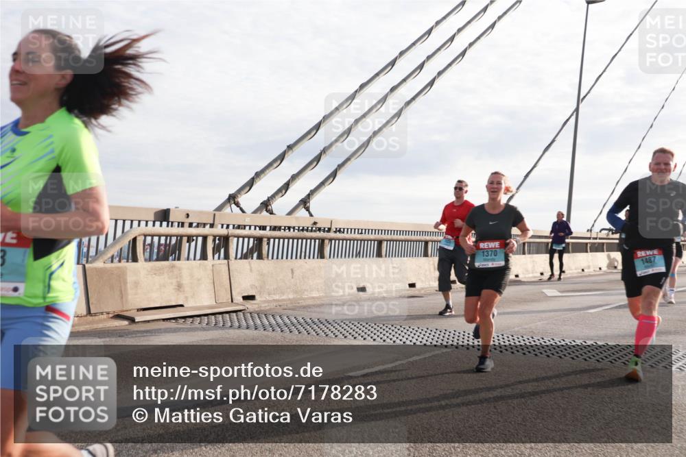 03.10.2024 - Köhlbrandbrückenlauf Matties Gatica Varas http://msf.ph/oto/7178283 03.10.2024 09:23:49 Position 2 3, 1370, 1487 meine-sportfotos.de