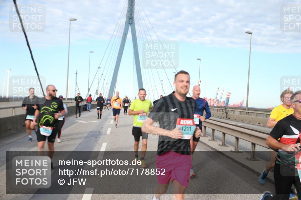 03.10.2024 - Köhlbrandbrückenlauf Jannik Wohlers http://msf.ph/oto/7178852 03.10.2024 09:43:13 Position 2 464, 1277, 1211 meine-sportfotos.de