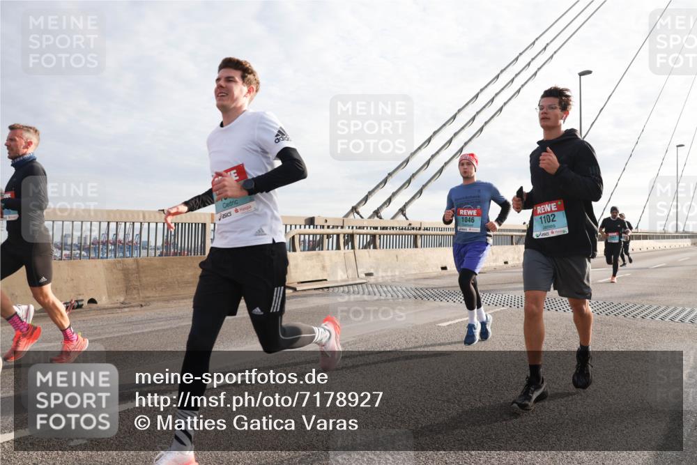03.10.2024 - Köhlbrandbrückenlauf Matties Gatica Varas http://msf.ph/oto/7178927 03.10.2024 09:23:59 Position 2 1046, 1102 meine-sportfotos.de