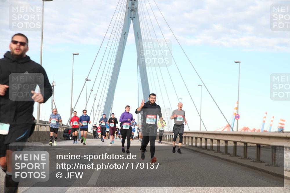 03.10.2024 - Köhlbrandbrückenlauf Jannik Wohlers http://msf.ph/oto/7179137 03.10.2024 09:43:19 Position 2 2446, 3728, 1560 meine-sportfotos.de