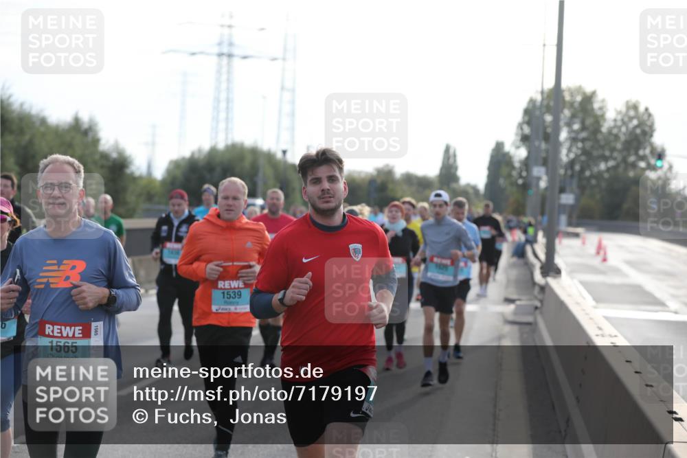 03.10.2024 - Köhlbrandbrückenlauf Fuchs,  Jonas http://msf.ph/oto/7179197 03.10.2024 09:15:26 Position 3 1565, 1565, 1539 meine-sportfotos.de