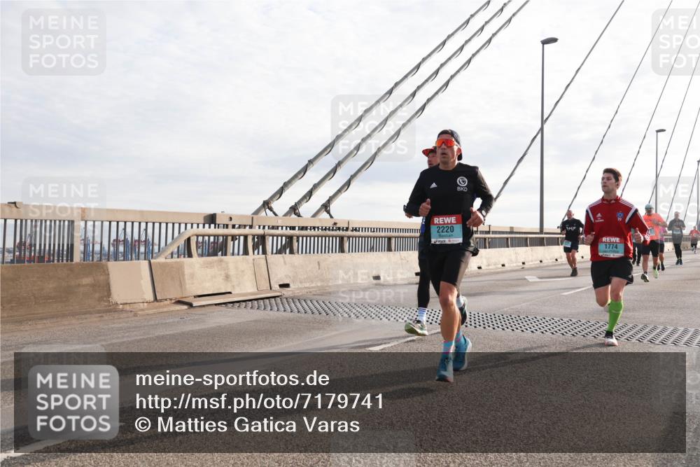 03.10.2024 - Köhlbrandbrückenlauf Matties Gatica Varas http://msf.ph/oto/7179741 03.10.2024 09:24:19 Position 2 2220, 1774 meine-sportfotos.de