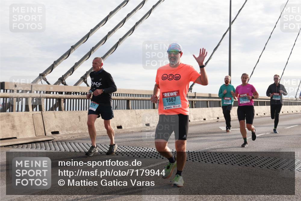 03.10.2024 - Köhlbrandbrückenlauf Matties Gatica Varas http://msf.ph/oto/7179944 03.10.2024 09:24:23 Position 2 173, 1667, 1208, 1598 meine-sportfotos.de