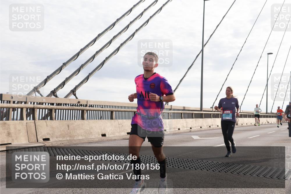 03.10.2024 - Köhlbrandbrückenlauf Matties Gatica Varas http://msf.ph/oto/7180156 03.10.2024 09:24:27 Position 2 1390 meine-sportfotos.de