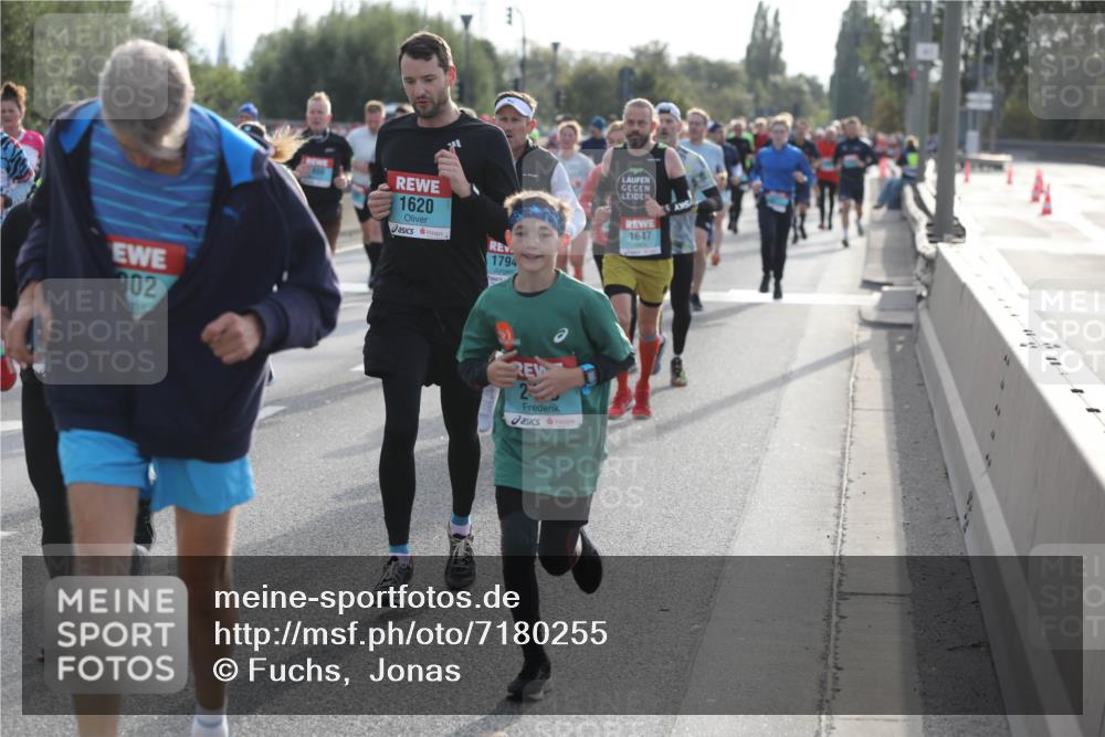 03.10.2024 - Köhlbrandbrückenlauf Fuchs,  Jonas http://msf.ph/oto/7180255 03.10.2024 09:15:51 Position 3 902, 1620, 1794, 1647 meine-sportfotos.de