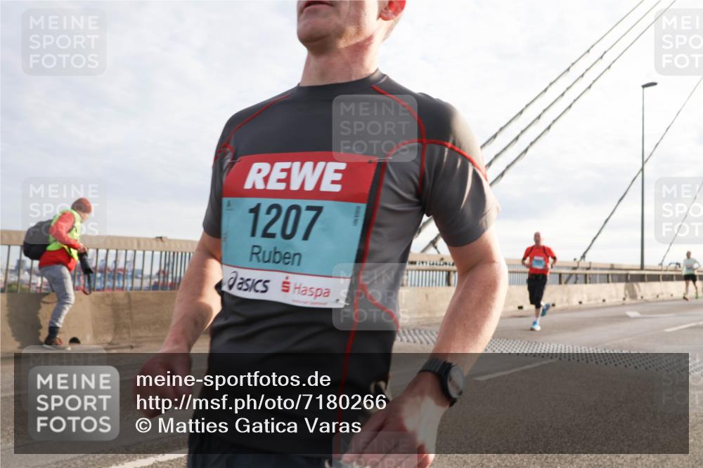 03.10.2024 - Köhlbrandbrückenlauf Matties Gatica Varas http://msf.ph/oto/7180266 03.10.2024 09:24:30 Position 2 1207 meine-sportfotos.de