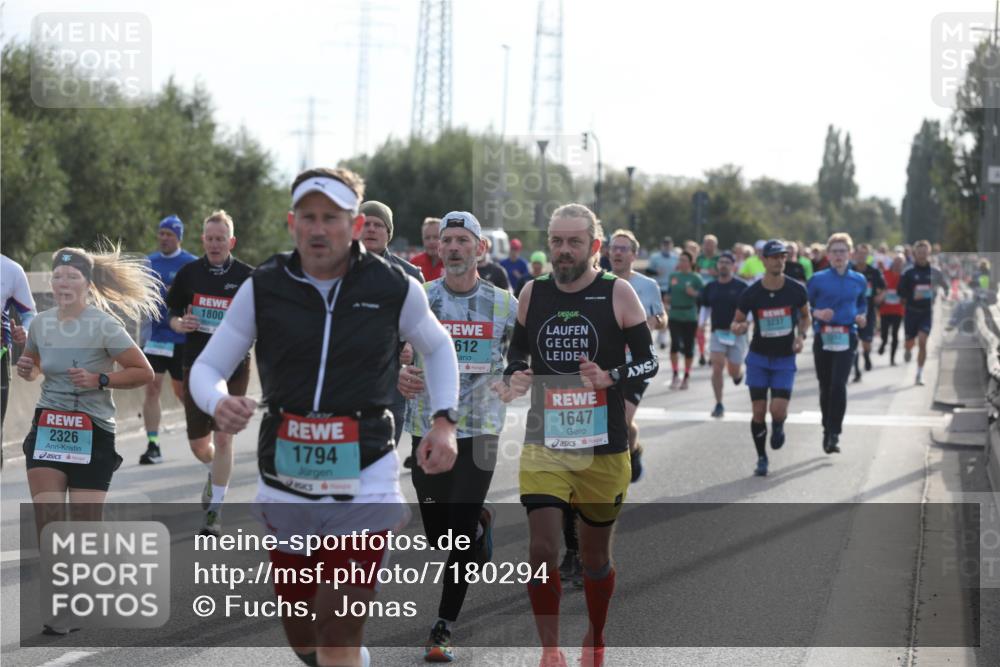 03.10.2024 - Köhlbrandbrückenlauf Fuchs,  Jonas http://msf.ph/oto/7180294 03.10.2024 09:15:53 Position 3 1800, 2326, 1794, 612, 1647 meine-sportfotos.de