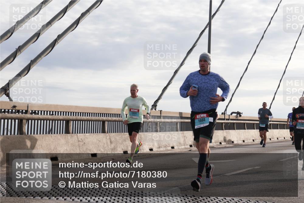 03.10.2024 - Köhlbrandbrückenlauf Matties Gatica Varas http://msf.ph/oto/7180380 03.10.2024 09:24:33 Position 2 1331, 1688, 128 meine-sportfotos.de