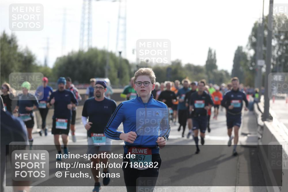 03.10.2024 - Köhlbrandbrückenlauf Fuchs,  Jonas http://msf.ph/oto/7180382 03.10.2024 09:15:58 Position 3 1996, 2057 meine-sportfotos.de