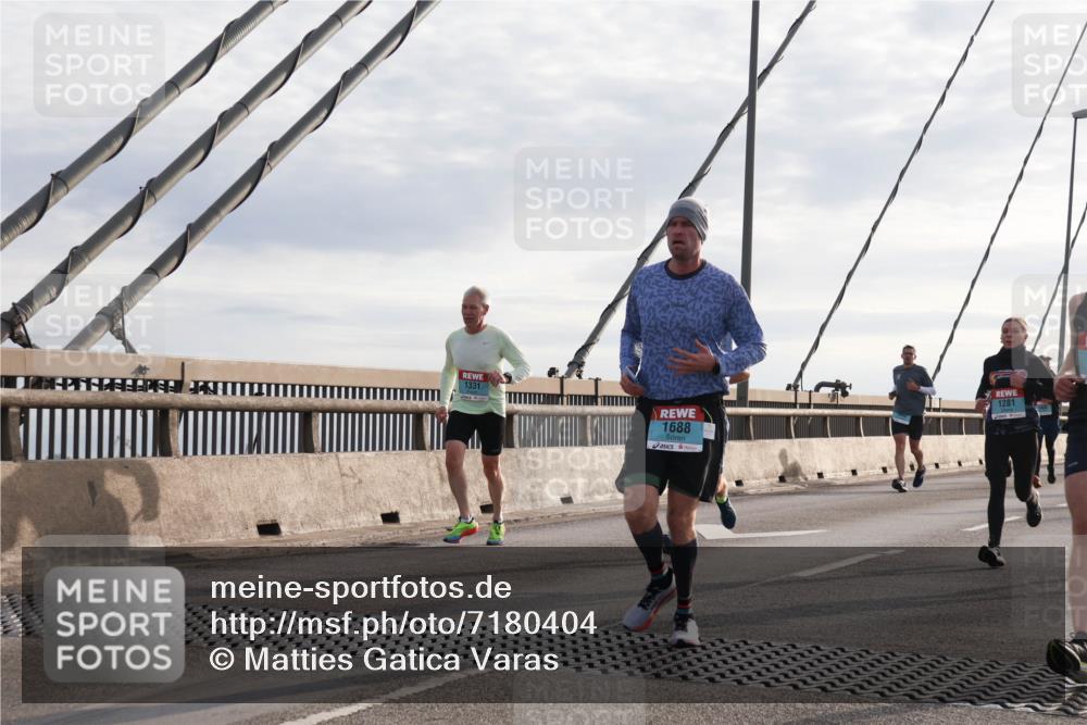 03.10.2024 - Köhlbrandbrückenlauf Matties Gatica Varas http://msf.ph/oto/7180404 03.10.2024 09:24:34 Position 2 1331, 1688, 1281 meine-sportfotos.de