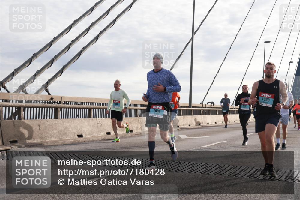 03.10.2024 - Köhlbrandbrückenlauf Matties Gatica Varas http://msf.ph/oto/7180428 03.10.2024 09:24:34 Position 2 1331, 1688, 1281, 1358 meine-sportfotos.de