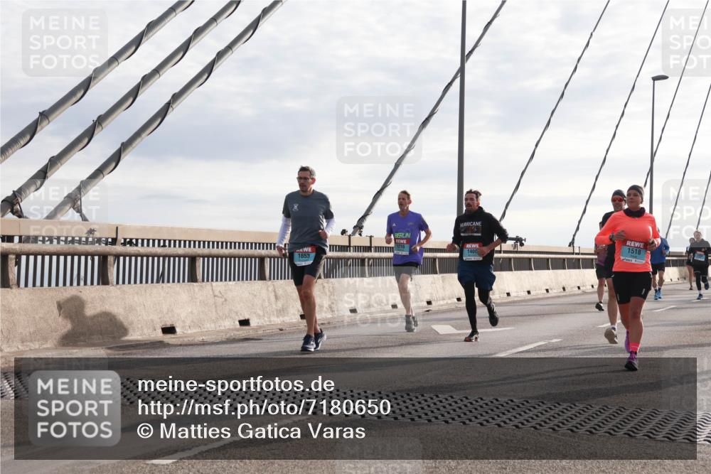 03.10.2024 - Köhlbrandbrückenlauf Matties Gatica Varas http://msf.ph/oto/7180650 03.10.2024 09:24:38 Position 2 1653, 1400, 1518 meine-sportfotos.de