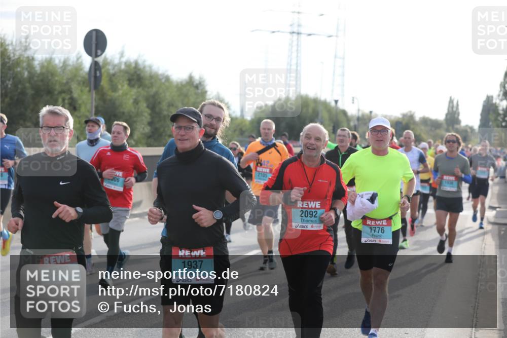 03.10.2024 - Köhlbrandbrückenlauf Fuchs,  Jonas http://msf.ph/oto/7180824 03.10.2024 09:16:06 Position 3 1929, 306, 1937, 142, 2105, 2092, 1776, 1936 meine-sportfotos.de