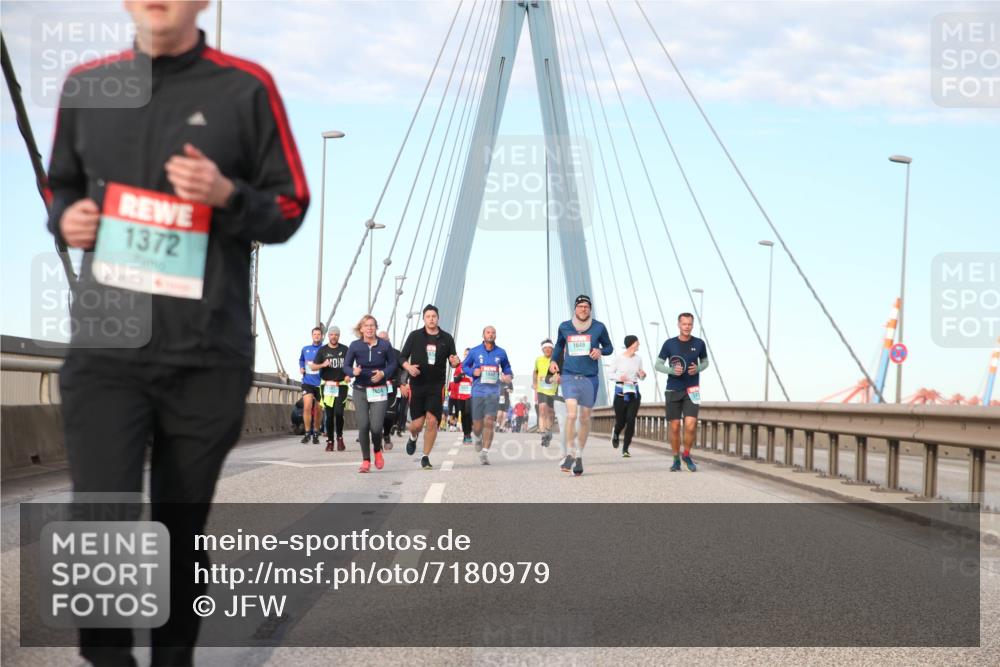 03.10.2024 - Köhlbrandbrückenlauf Jannik Wohlers http://msf.ph/oto/7180979 03.10.2024 09:43:40 Position 2 1372, 1842, 1649 meine-sportfotos.de