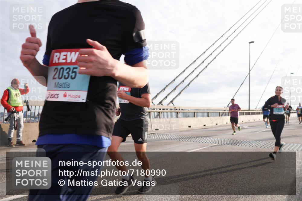 03.10.2024 - Köhlbrandbrückenlauf Matties Gatica Varas http://msf.ph/oto/7180990 03.10.2024 09:24:42 Position 2 2035, 1182 meine-sportfotos.de
