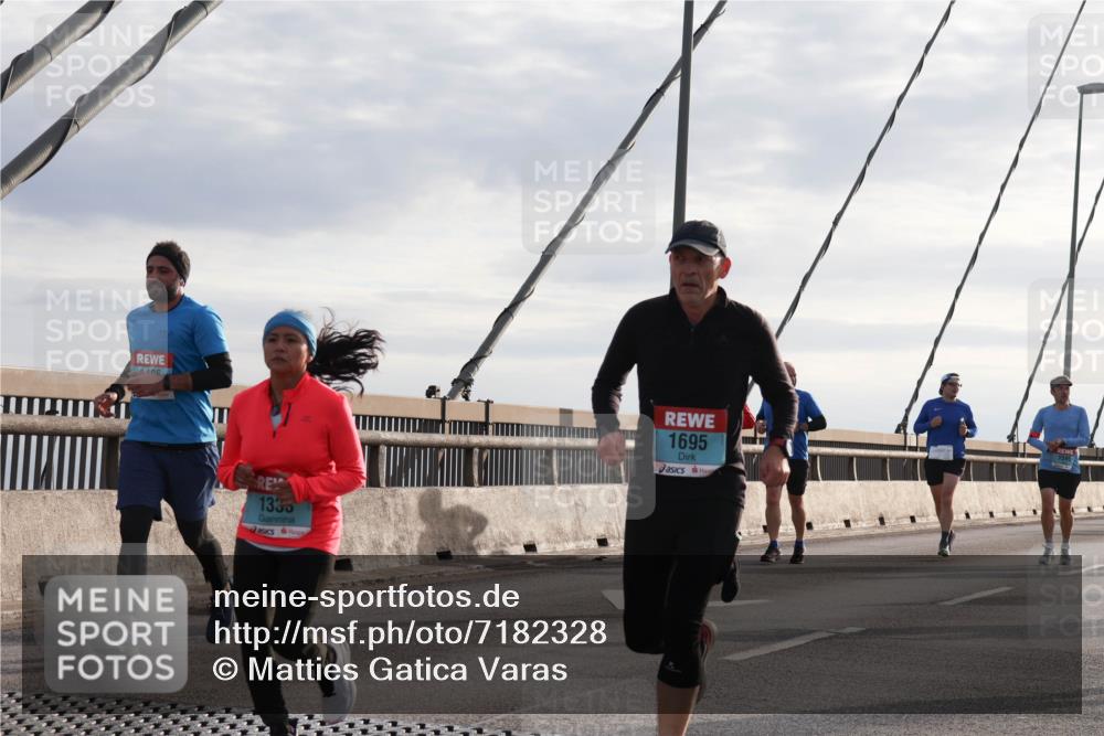 03.10.2024 - Köhlbrandbrückenlauf Matties Gatica Varas http://msf.ph/oto/7182328 03.10.2024 09:25:03 Position 2 406, 1335, 1695 meine-sportfotos.de