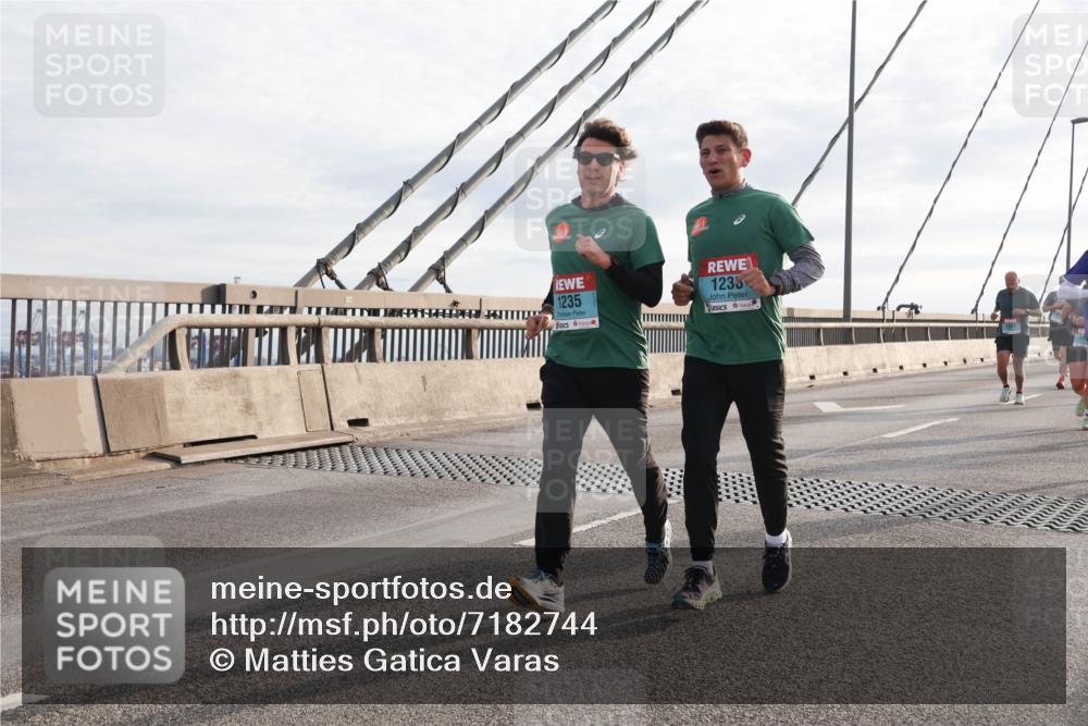 03.10.2024 - Köhlbrandbrückenlauf Matties Gatica Varas http://msf.ph/oto/7182744 03.10.2024 09:25:10 Position 2 1235, 1233 meine-sportfotos.de