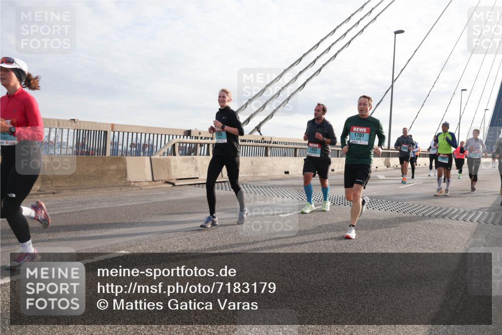 03.10.2024 - Köhlbrandbrückenlauf Matties Gatica Varas http://msf.ph/oto/7183179 03.10.2024 09:25:18 Position 2 1701, 1230, 1432, 1934 meine-sportfotos.de