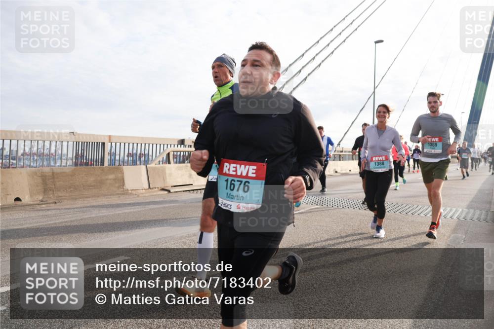 03.10.2024 - Köhlbrandbrückenlauf Matties Gatica Varas http://msf.ph/oto/7183402 03.10.2024 09:25:21 Position 2 1676, 1389, 1388 meine-sportfotos.de