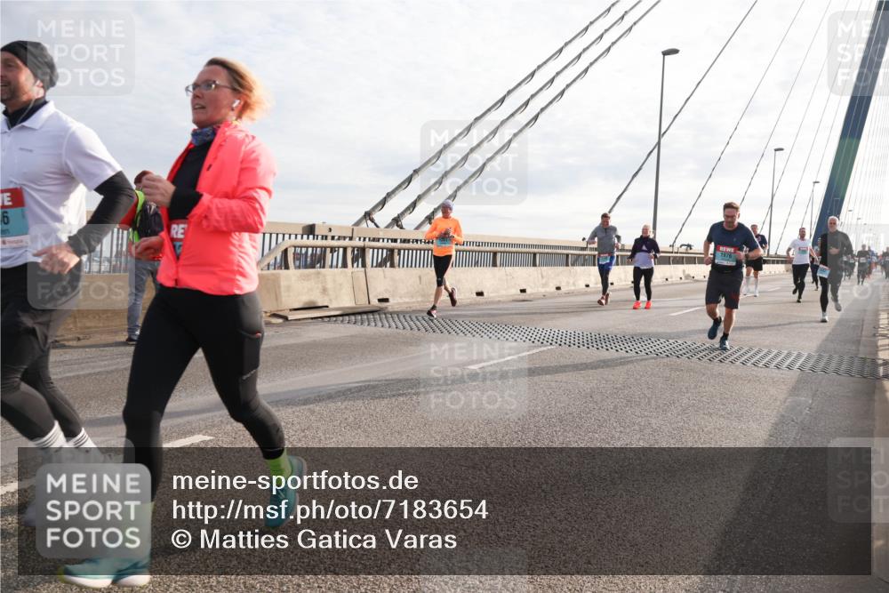 03.10.2024 - Köhlbrandbrückenlauf Matties Gatica Varas http://msf.ph/oto/7183654 03.10.2024 09:25:24 Position 2 6, 9, 1976 meine-sportfotos.de
