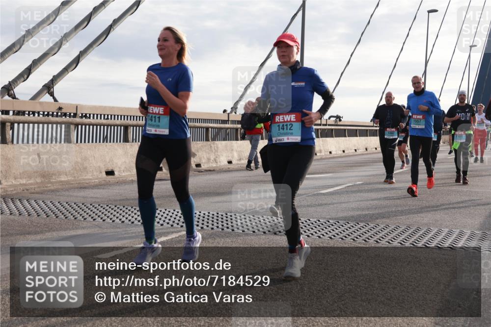 03.10.2024 - Köhlbrandbrückenlauf Matties Gatica Varas http://msf.ph/oto/7184529 03.10.2024 09:25:35 Position 2 1411, 1412, 1062, 1557, 1101 meine-sportfotos.de