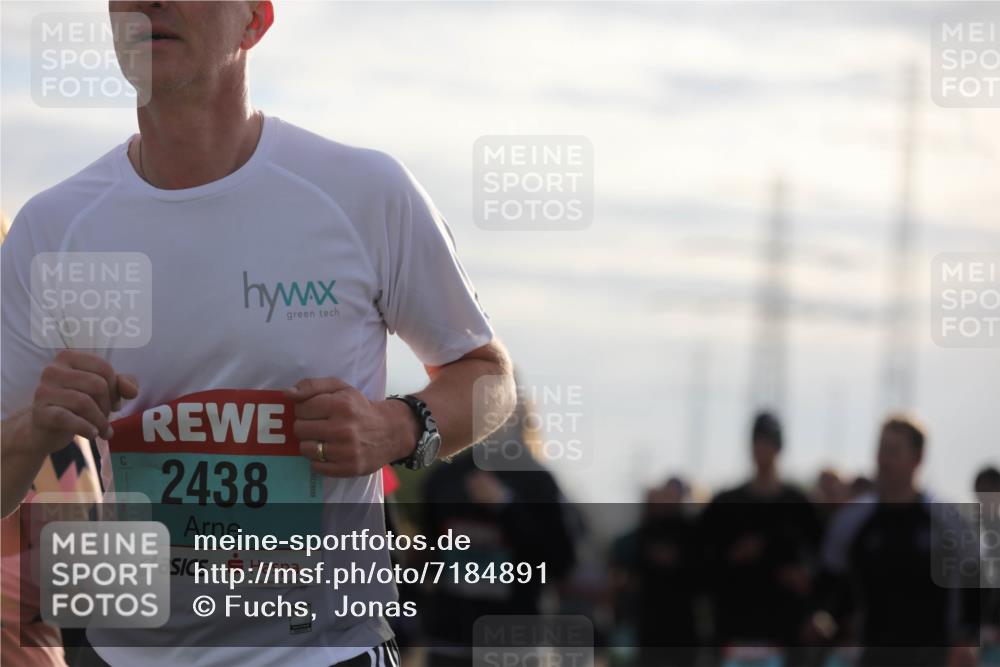 03.10.2024 - Köhlbrandbrückenlauf Fuchs,  Jonas http://msf.ph/oto/7184891 03.10.2024 09:19:40 Position 3 2438 meine-sportfotos.de