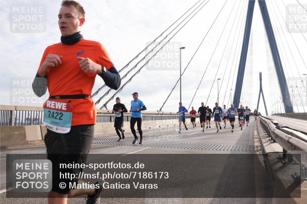 03.10.2024 - Köhlbrandbrückenlauf Matties Gatica Varas http://msf.ph/oto/7186173 03.10.2024 09:25:57 Position 2 2422 meine-sportfotos.de