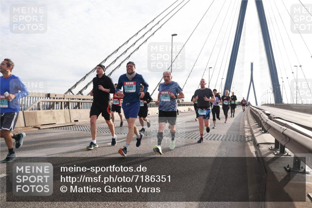 03.10.2024 - Köhlbrandbrückenlauf Matties Gatica Varas http://msf.ph/oto/7186351 03.10.2024 09:26:00 Position 2 171, 1649, 1168, 1907 meine-sportfotos.de