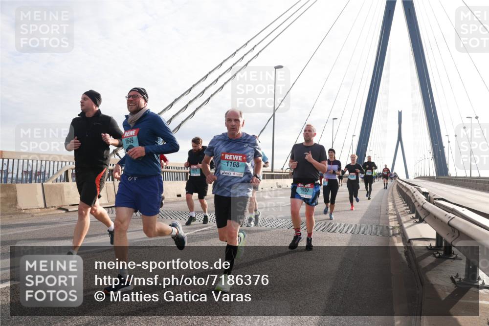 03.10.2024 - Köhlbrandbrückenlauf Matties Gatica Varas http://msf.ph/oto/7186376 03.10.2024 09:26:01 Position 2 1649, 1168, 1626, 1907 meine-sportfotos.de