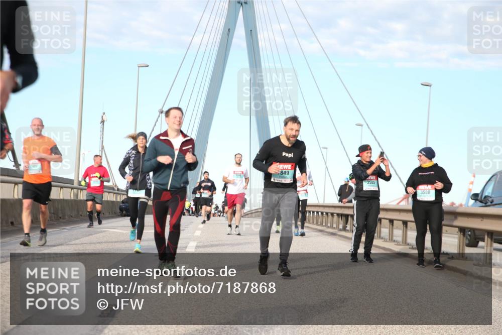 03.10.2024 - Köhlbrandbrückenlauf Jannik Wohlers http://msf.ph/oto/7187868 03.10.2024 09:44:27 Position 2 849, 1596, 3585, 3588 meine-sportfotos.de