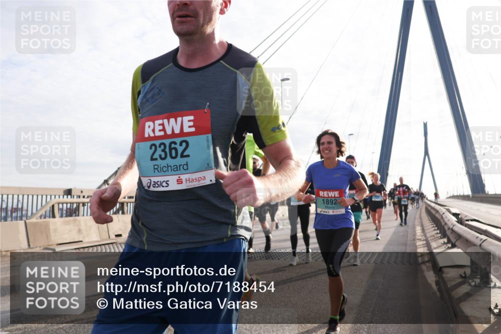 03.10.2024 - Köhlbrandbrückenlauf Matties Gatica Varas http://msf.ph/oto/7188454 03.10.2024 09:26:30 Position 2 2362, 1892 meine-sportfotos.de