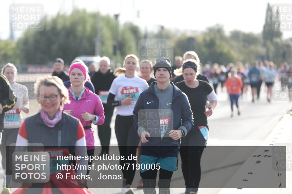 03.10.2024 - Köhlbrandbrückenlauf Fuchs,  Jonas http://msf.ph/oto/7190005 03.10.2024 09:23:43 Position 3 2917, 3195, 2638, 01 meine-sportfotos.de