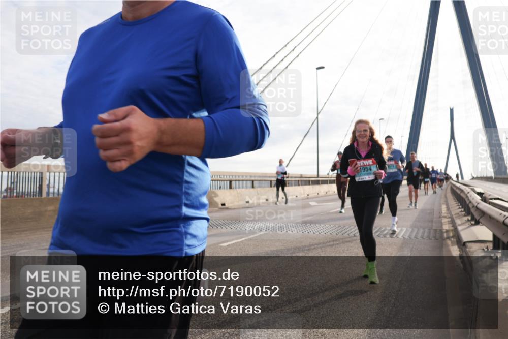 03.10.2024 - Köhlbrandbrückenlauf Matties Gatica Varas http://msf.ph/oto/7190052 03.10.2024 09:26:55 Position 2 1954 meine-sportfotos.de