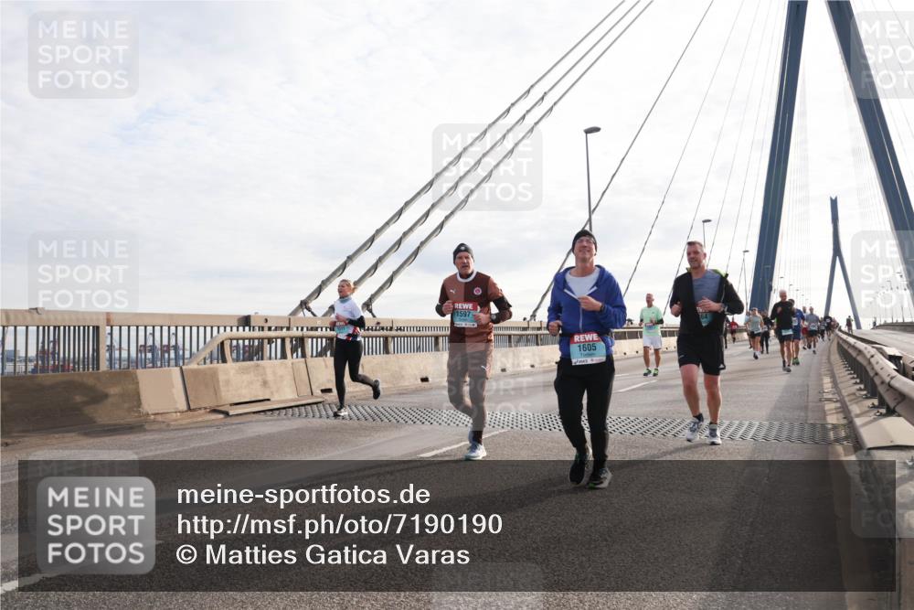 03.10.2024 - Köhlbrandbrückenlauf Matties Gatica Varas http://msf.ph/oto/7190190 03.10.2024 09:26:57 Position 2 1597, 1511, 1605 meine-sportfotos.de