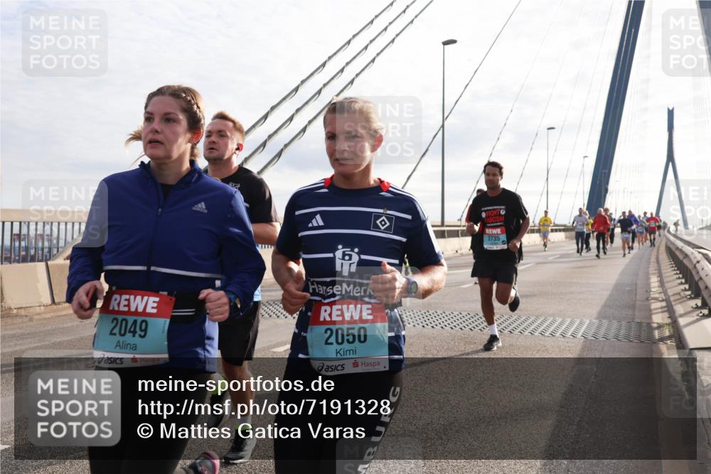 03.10.2024 - Köhlbrandbrückenlauf Matties Gatica Varas http://msf.ph/oto/7191328 03.10.2024 09:27:14 Position 2 2049, 2050, 2735 meine-sportfotos.de