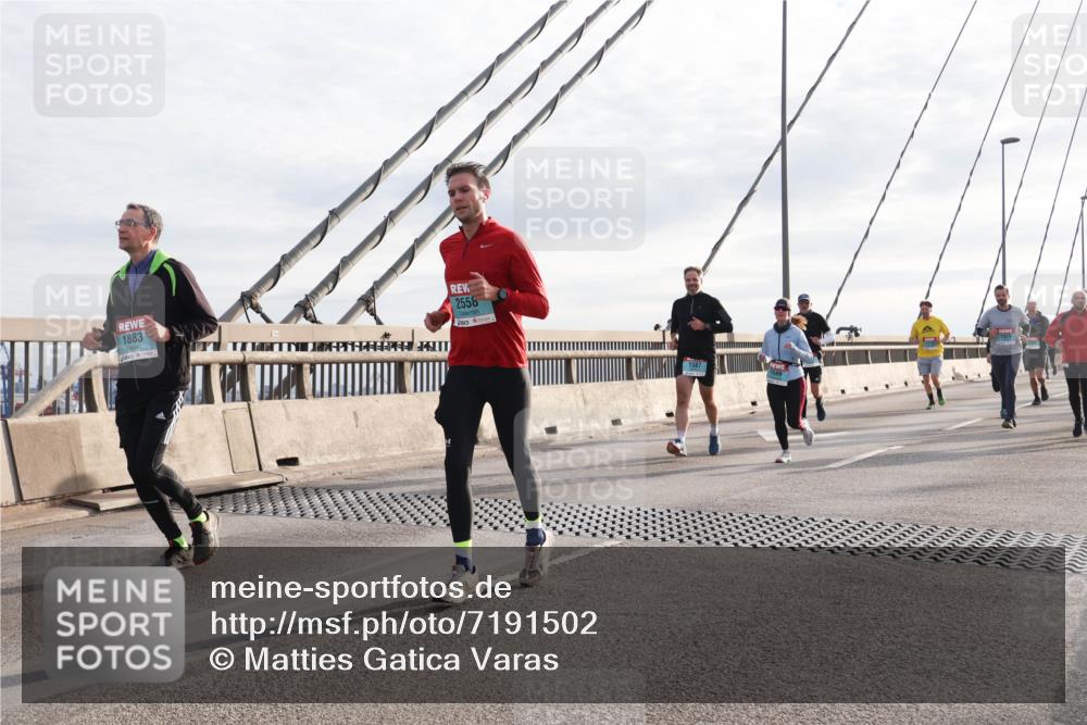 03.10.2024 - Köhlbrandbrückenlauf Matties Gatica Varas http://msf.ph/oto/7191502 03.10.2024 09:27:17 Position 2 1883, 2556, 1921 meine-sportfotos.de