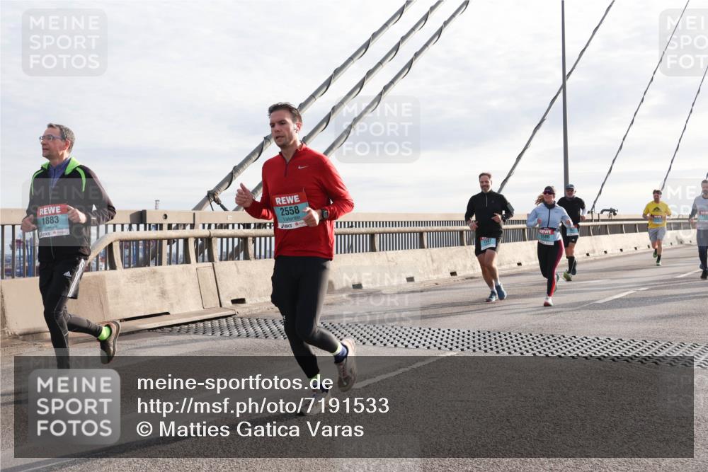03.10.2024 - Köhlbrandbrückenlauf Matties Gatica Varas http://msf.ph/oto/7191533 03.10.2024 09:27:17 Position 2 1883, 2558, 1586 meine-sportfotos.de