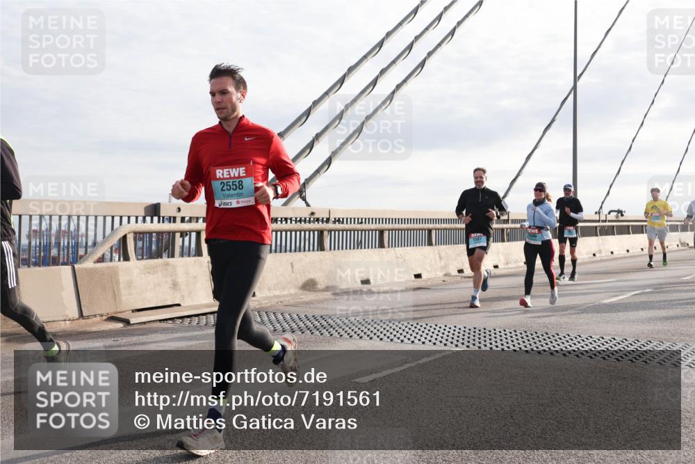 03.10.2024 - Köhlbrandbrückenlauf Matties Gatica Varas http://msf.ph/oto/7191561 03.10.2024 09:27:17 Position 2 2558, 1587 meine-sportfotos.de