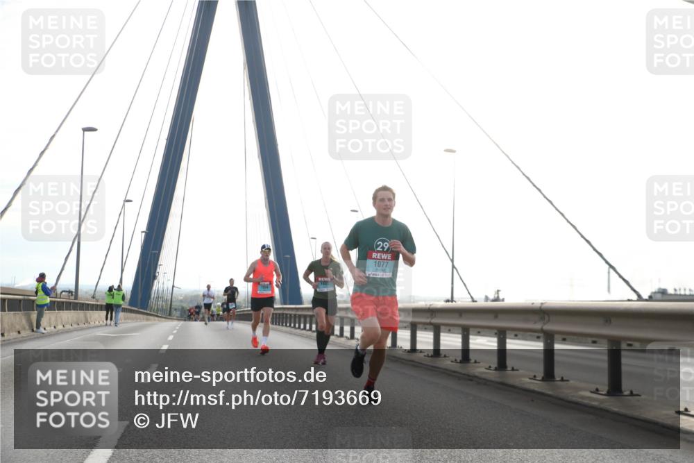 03.10.2024 - Köhlbrandbrückenlauf Jannik Wohlers http://msf.ph/oto/7193669 03.10.2024 09:19:05 Position 1 1027, 29, 1077, 1004 meine-sportfotos.de