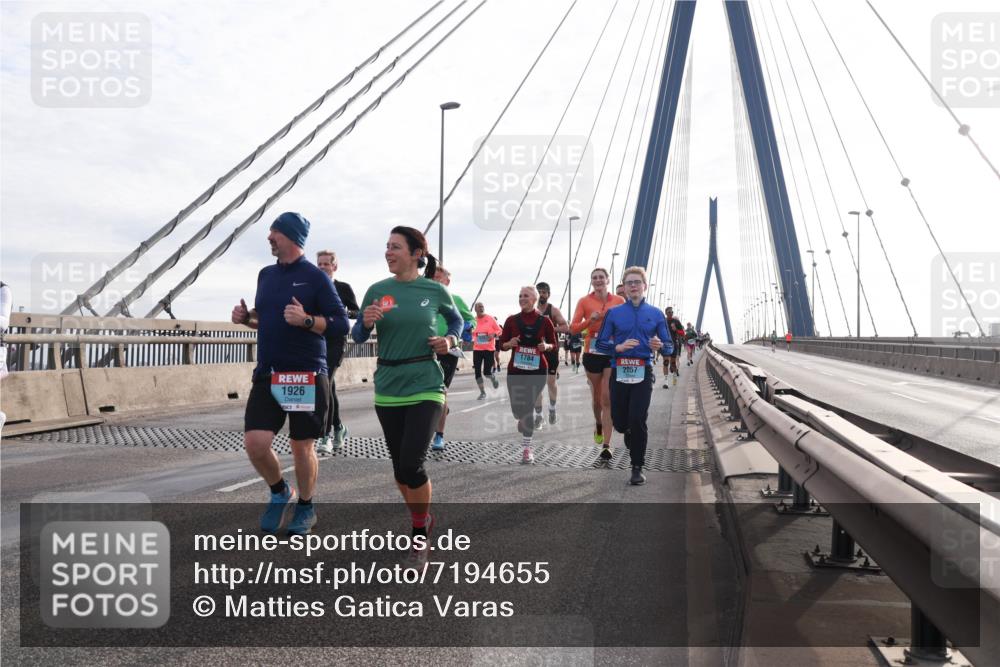 03.10.2024 - Köhlbrandbrückenlauf Matties Gatica Varas http://msf.ph/oto/7194655 03.10.2024 09:28:00 Position 2 1926, 1784, 2057 meine-sportfotos.de